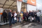 Le directeur W. Happel avec un groupe de visiteurs